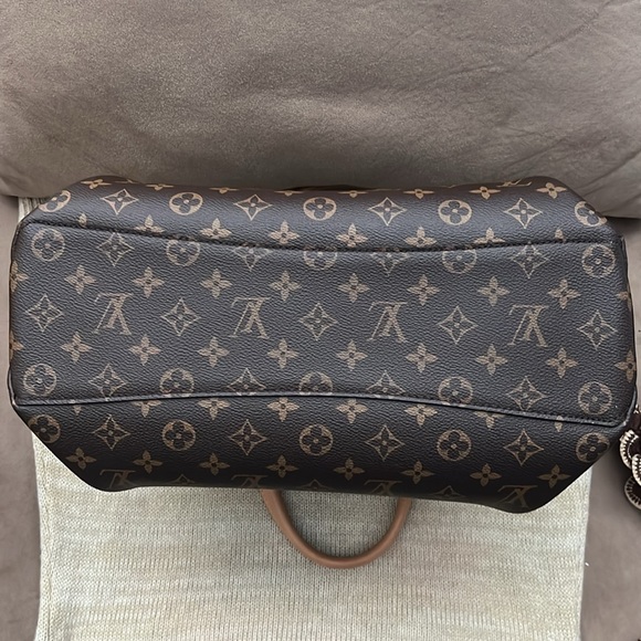 A92- 💯% authentic Louis Vuitton Rivori MM - Picture 15 of 16